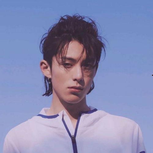 王鹤棣爆料姐弟恋视频,甜蜜互动引网友热议